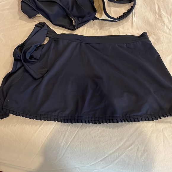 Anne Cole one piece with matching sarong. Size 8 - Picture 3 of 5